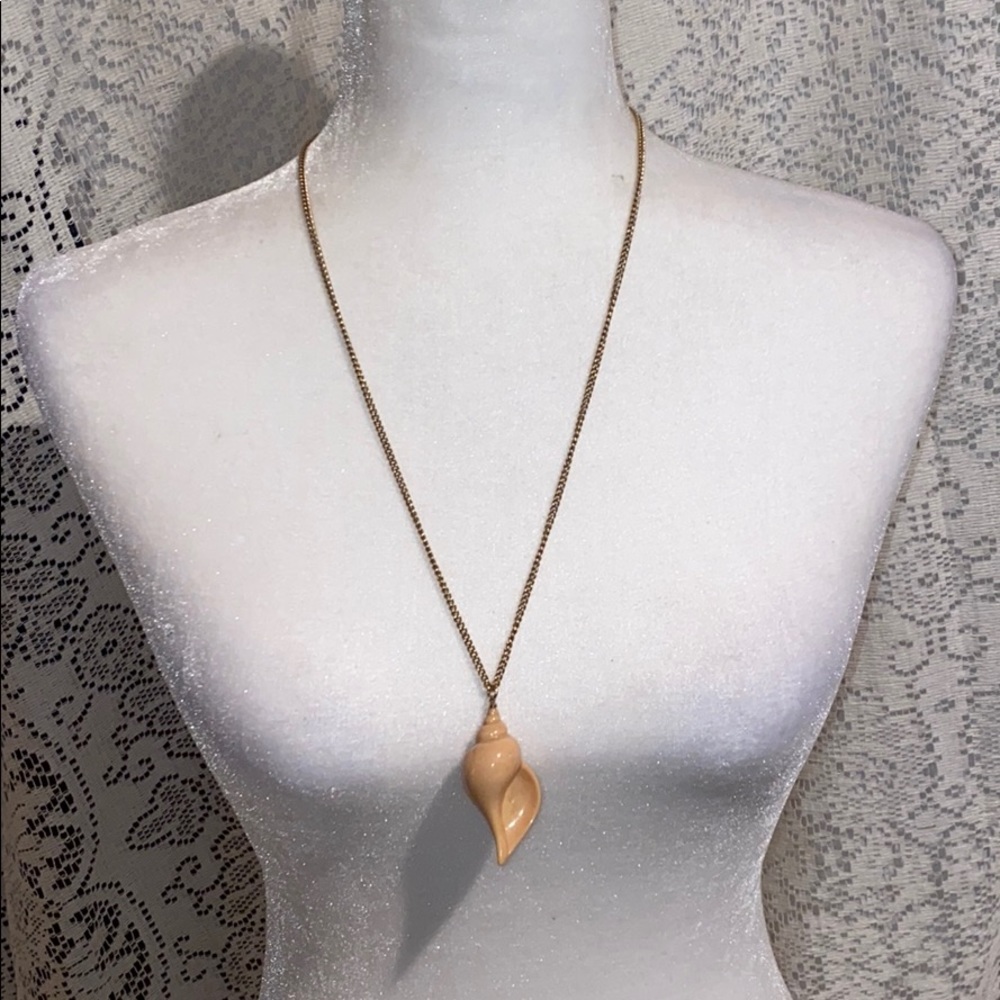 5/20 VTG Avon Fashion Conch Shell Necklace